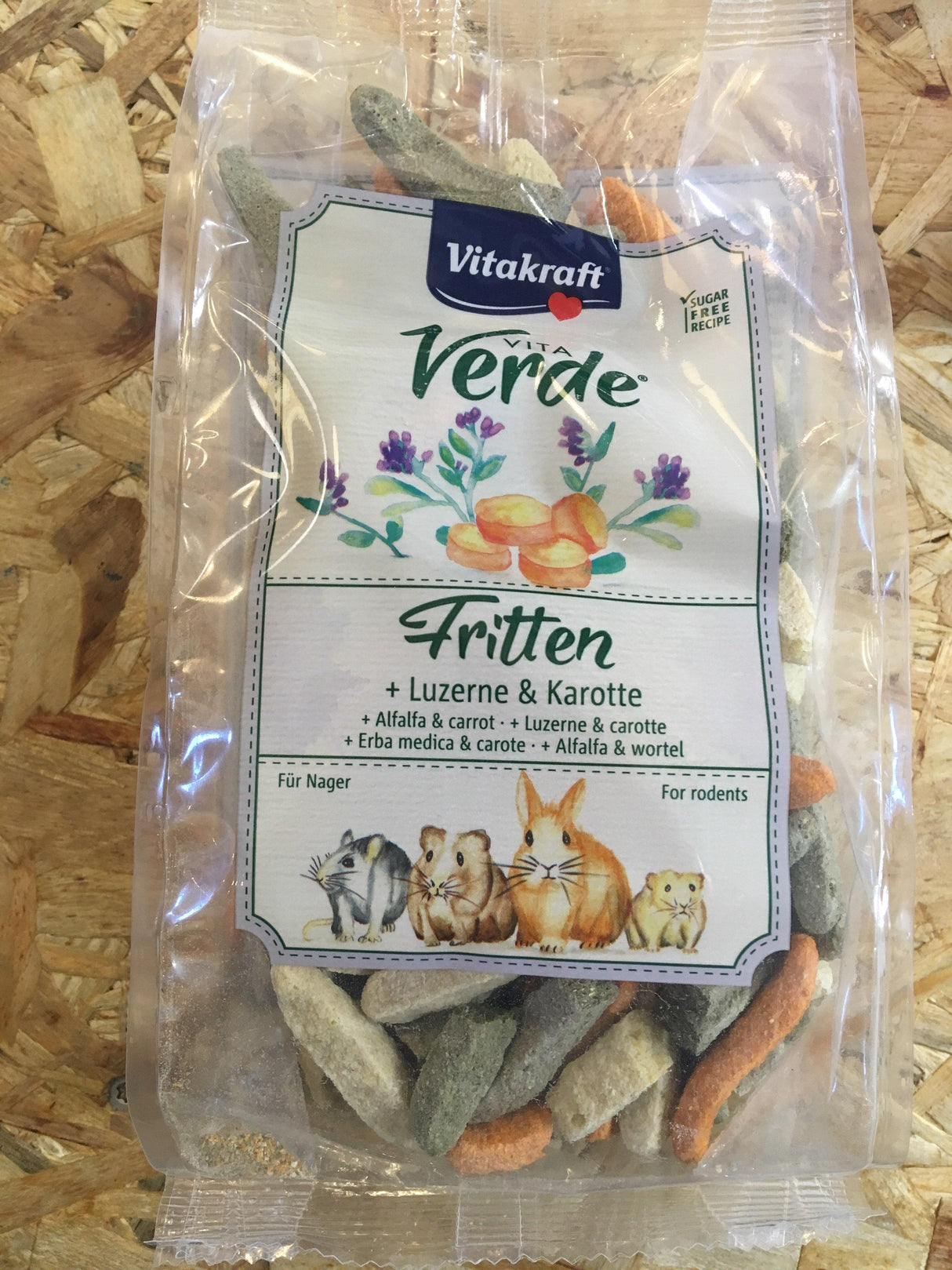 En nærende snackpose fyldt med Fritten (gulerødder) og Luzerne (grøntsager) fra osmedkaeledyr.dk.