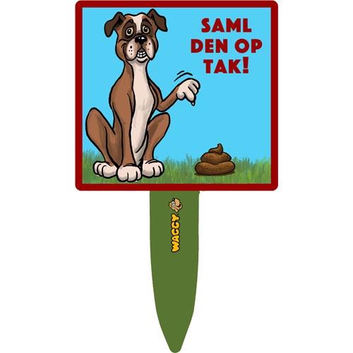 Et plastikskilt med en boxerhund med teksten "Lorteskilte - Saml den op TAK!" af WAGGY.