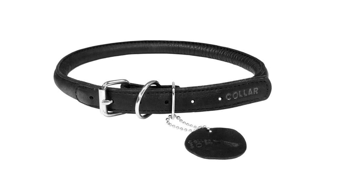 Et Soft collar til hunde lavet af rundsyet sort læder med en nøglering fra osmedkaeledyr.dk.