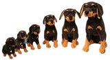 En gruppe Imazo udstoppede hunde, ligner en rottweiler, sidder på række.