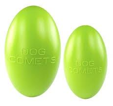 To grønne Æg-bold / Comet Balls, også kendt som Push'n Play Comet Balls af Foderboxen, på hvid baggrund.