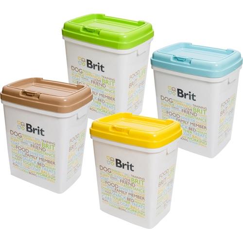 Et sæt med fire Trixie plastbeholdere til opbevaring af tørfoder med forskellige farvede låg.
