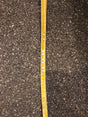 En gul Flot Line 120cm. X 15mm målebånd med et nummer på af osmedkaeledyr.dk.