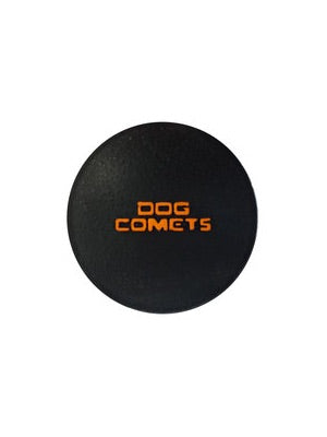En sort kugle med ordene "Dog Comets" skrevet på den i hvid, stjernestøv naturgummi kugle.
