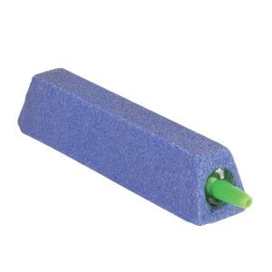 En blå svamp med et grønt håndtag og et Trixie-mærket Ilt sten, grov rengøringsmiddel.