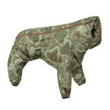 En hund i Hurtta Downpour-dragt, en vandtæt camouflagejakke med justerbar benlængde og reflekterende accenter.