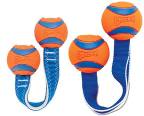 Et par Chuckit Ultra Duo Tug hundelegetøj med nylonhåndtag på hvid baggrund.