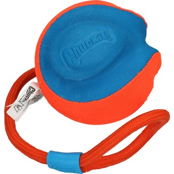 En orange og blå Chuckit Rope Fetch (letvægtsbold) med et reb fastgjort til. Lavet af slidstærk lærred materiale for holdbarhed under Rope Fetch-spil.