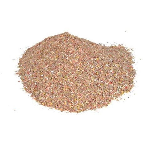 En bunke lyserødt og brunt sand på hvid baggrund, velegnet til Trixie Vitamin-/mineralfoder til foderdyr.