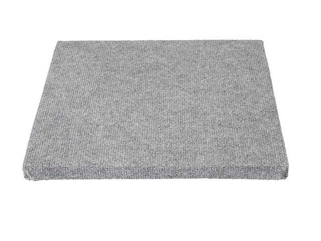 En grå Firkant bund med tæppe 50X50CM på hvid baggrund målt i cm. Fra osmedkaeledyr.dk.