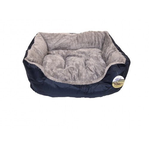 En dejlig Hundeseng, oval, blå/grå med en Eldorado cover.