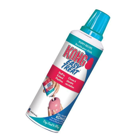 En flaske Kong easy treat - skum som fornyer interessen til kong legetøjet på en hvid baggrund, forstærket med KONG Stuff’N for en uimodståelig duft.
