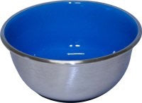 En blå Trixie skål på hvid baggrund, med en rustfri skål med skridsikker bund.