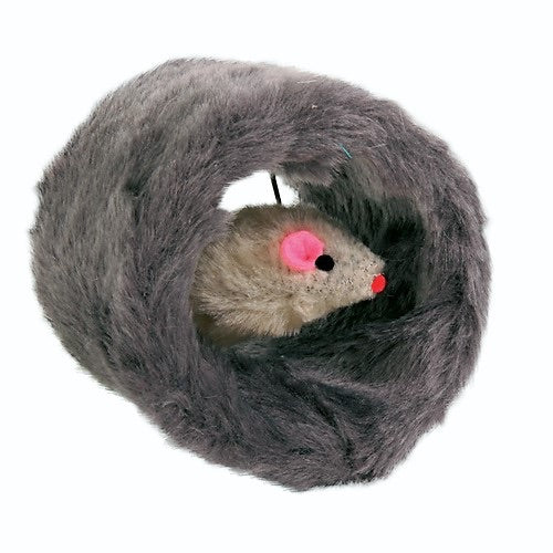 Inde i en musetunnel sidder et Trixie Kattelegetøj, sjov mus med fjer i legerulle.