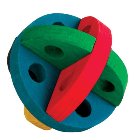 Et trixie Aktivitetsbold i træ legetøj lavet af farverigt træ med huller i.