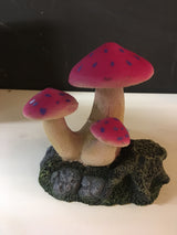 En lyserød Dekoration - svampe flot på toppen af en sten, der tjener som akvariedekoration af osmedkaeledyr.dk.