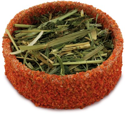 En skål "Gnaversnack fra JR Farm - Kæmpe lækker fuldt spiselig 'Lagkage'" i en orange skål, perfekt til smådyrsejere, der leder efter en naturlig og sund forkælelse til deres kæledyr. Dette højkvalitetsprodukt fra JR Farm er pakket.