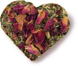 En JR Farm hjerteformet tepose med rosenblade i, perfekt til at tilføje et strejf af blomstret lyksalighed til din daglige kop urtegodhed.