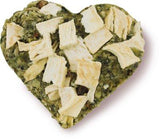 En JR Farm hjerteformet småkage med grønt i, perfekt som supplerende foder til dit kæledyr.