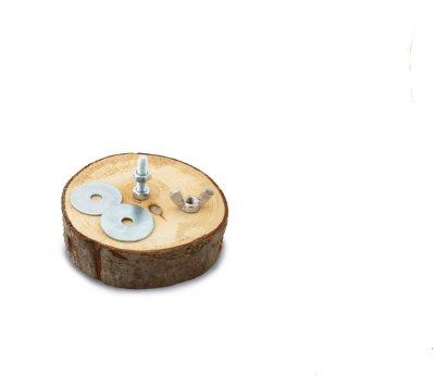 Et stykke træ med to skruer på, demonstrerer dygtighed i aktiviteten af JR farm træ propel spiseligt legetøj med lækkerier, aktivitet til din gnaver.