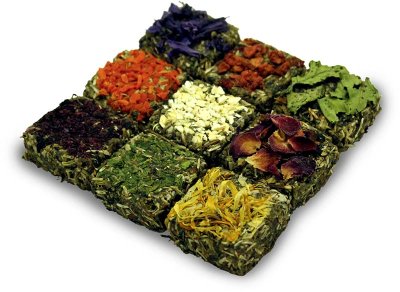 En række JR farm kornfri snack praliner - flere smag i samme pakke er arrangeret i firkanter på en hvid baggrund.