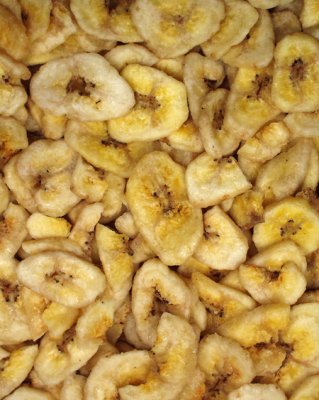 Nærbillede af en bunke Gnaversnacks fra JR Farm Banan chips.
