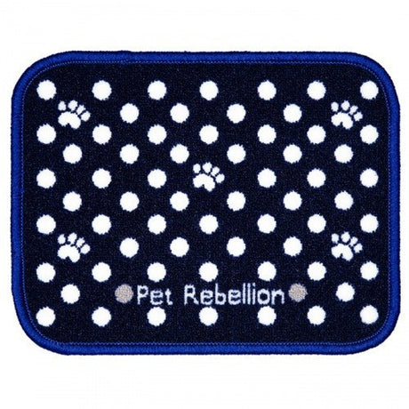 En praktisk Måtte til katteskålene, Dotty til entréen med blå og hvide prikker. Tæppet har ordet "Pet Rebellion".