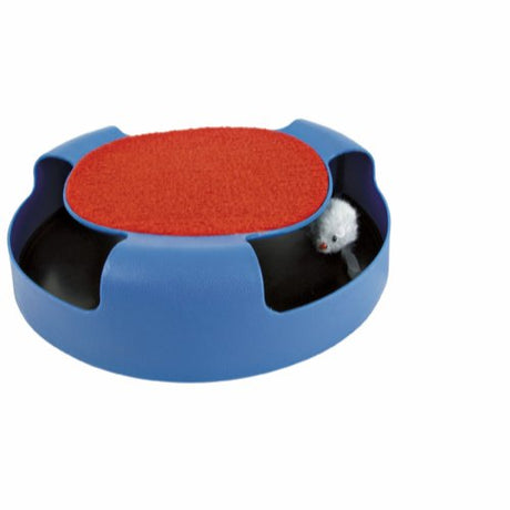 Et blåt og rødt Trixie-muselegetøj oven på en rød måtte, designet som et Aktivitets legetøj til kat, Fang musen med pelsmus for katte til at engagere deres jagtinstinkt.