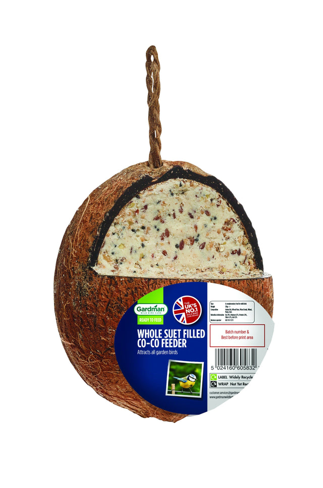 En Gardman kokosnød med en snor fastgjort til, perfekt til at give højenergifoder til vinterfugle.