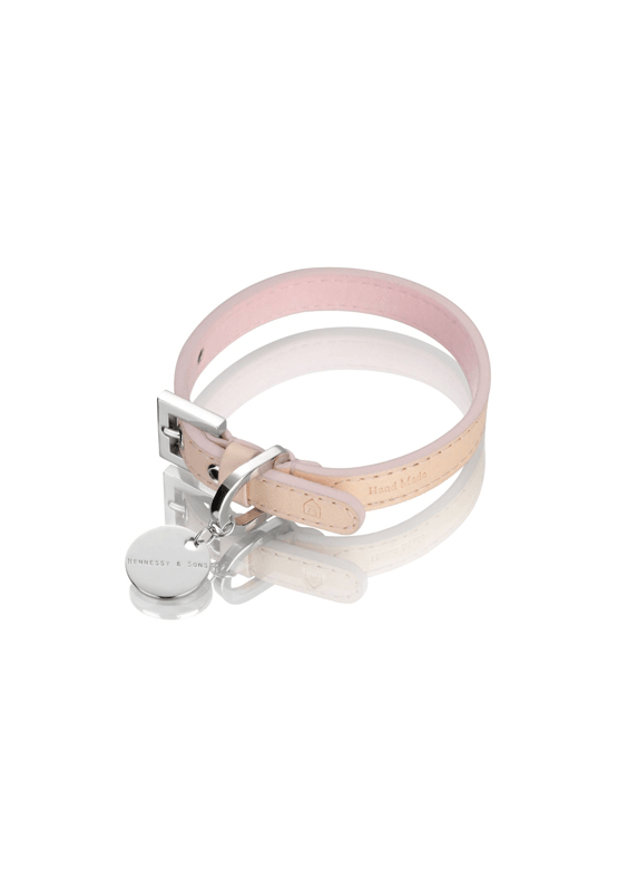 Et Stilet hundehalsbånd i ægte læder fra Hennesy & Sons Oxford Collection med en sølvlås.