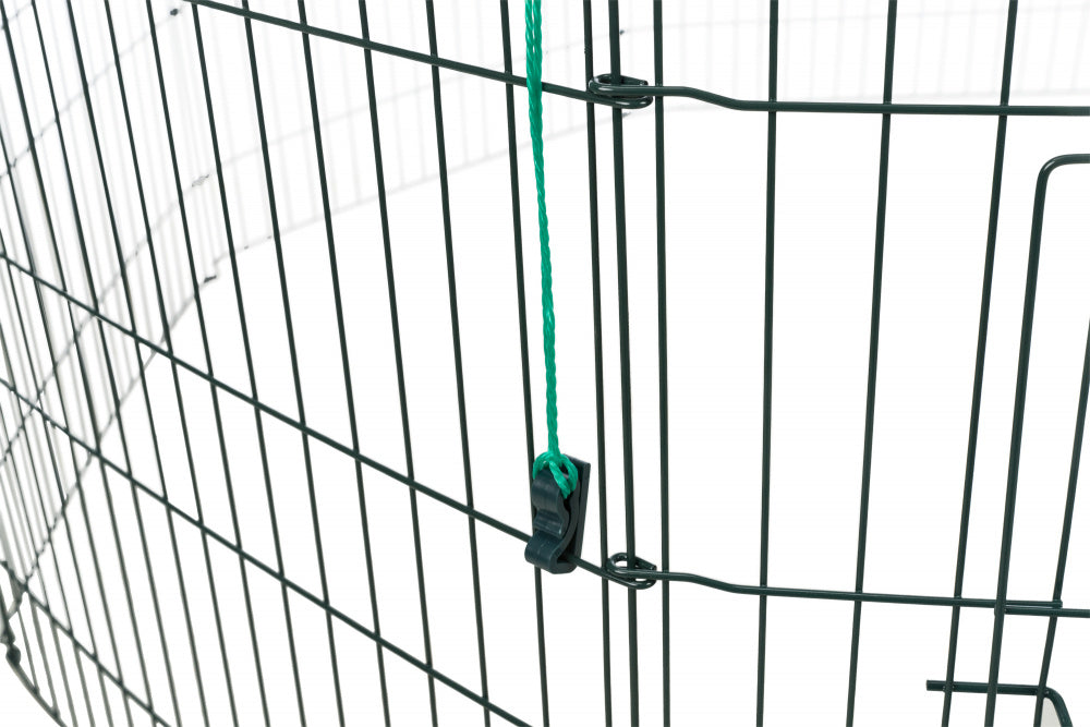 En Løbegård med net, 8 elementer á 60 x 57 cm til udendørs - til Kanin / Marsvin fra Trixie, et trådbur med et grønt reb fastgjort til, ideel til at holde kaniner i en sikker løbegård.