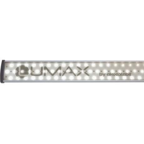 Et hvidt Akvarie LUMAX LED-rør med ordet "Qmax" på og drevet af en Lumax-strømforsyning.