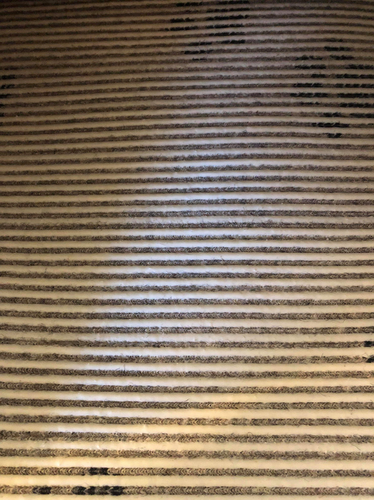 Et billede af et gulv med poteaftryk på, med en Kw Hundetæppe, Vet Bed m/gummiunderlag - beige eller grå.