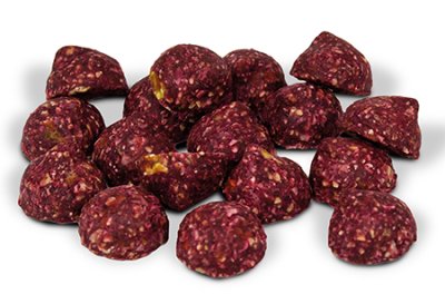 En bunke JR Farm Gnaversnacks fra JR farm kornfri rødbedesnack på hvid baggrund.