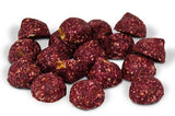 En bunke JR Farm Gnaversnacks fra JR farm kornfri rødbedesnack på hvid baggrund.