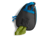 En Hundepose høm høm poseholder fra Ruffwear, perfekt til hunde gåtur, med en blå og grøn taske påsat.