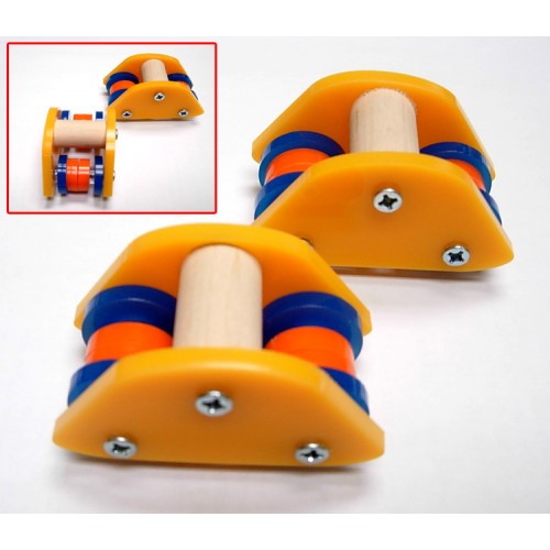 Et par Rulleskøjter med orange og blå hjul designet til små papegøjer, lavet af akryl af Whesco.
