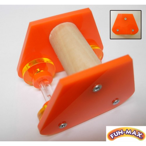 Et Whesco plastiklegetøj med orange håndtag og gult håndtag, designet til at minde om små papegøjer.