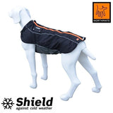 En mannequin, der viser en hund iført Shield Vinterdækken til Hunde udendørsfrakke for at beskytte mod vejret.