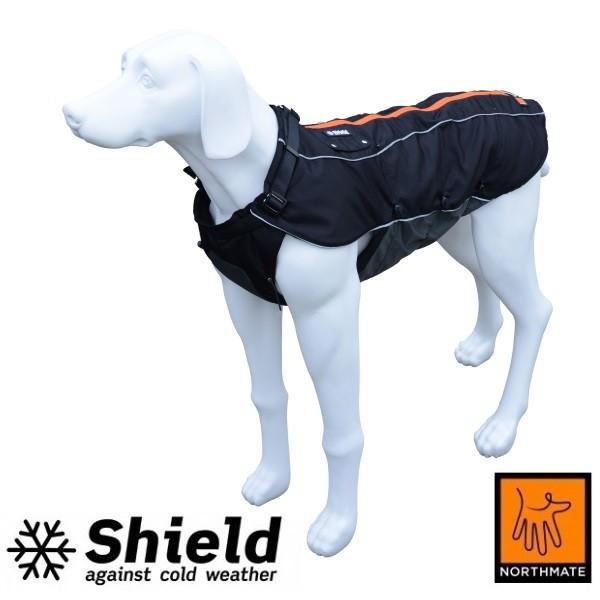 En Shield mannequin med en hund iført Vinterdækken til hunde udendørs frakke for at beskytte mod vejret.