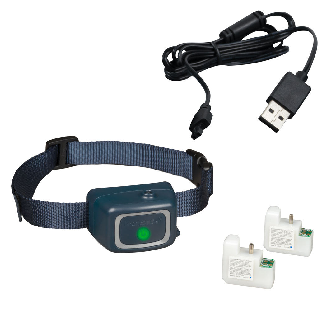 Et PetSafe Anti Gø halsbånd med spray fra PetSafe med to batterier og en oplader.