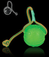 En Starmark Hundelegetøj Slidstærkt, Swing ´n Fling Chew Ball med et reb fastgjort til, perfekt til behandling af kedsomhed.
