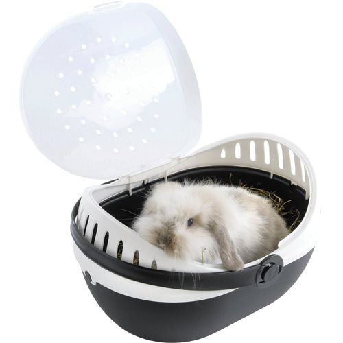 En kanin i en Transportkasse til gnavere, Elmo med hø inde fra osmedkaeledyr.dk.