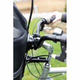 Et nærbillede af styret på en cykel med en Trixie Cykelkurv til styret / hund påsat.