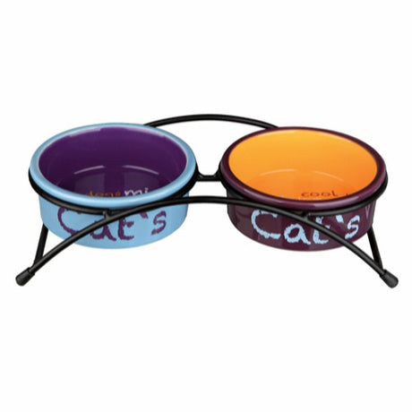 Et praktisk Trixie Foderskåle på stativ til katten, blå/lilla/gul sæt med stilfulde keramikskåle oven på et stativ.