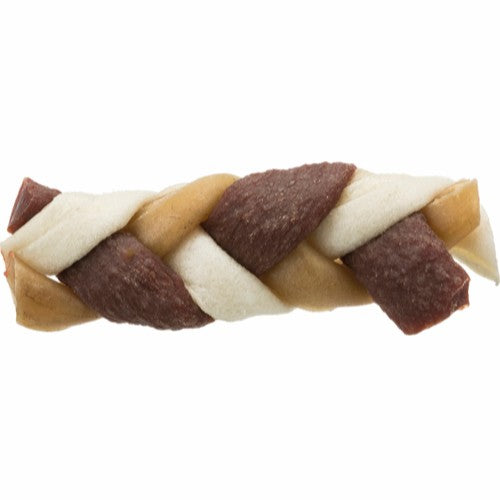 En Naturligt flettet hundegodbid lavet af Flettet tyggepind af oksehud, oksekøb & kylling til hunde på hvid baggrund.