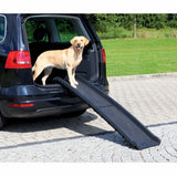 En hund står på en Trixie skridsikker rampe, Rampe til bilen FOLDBAR RAMPE PETWALK, bag i en bil.