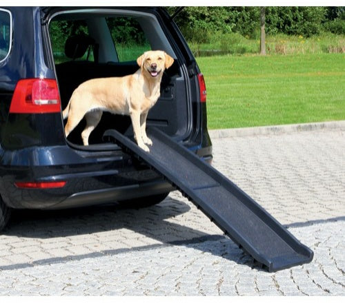 En Trixie skridsikker hunderampe, Rampe til bilen, FOLDBAR RAMPE PETWALK, giver en overflade, der er nem at rengøre til hunde, der står bag i en bil.