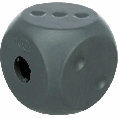 En Trixie Godbidsbold kantet, snackterning, 5cm lavet af naturgummi med huller i.