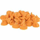 En bunke orange Trixie Gnaverdrops-laktosefri chips på hvid baggrund.